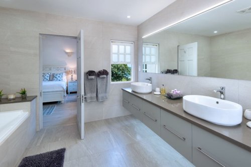 All bedrooms have en-suite bath and shower rooms.