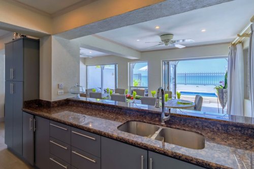 Modern kitchen and breakfast bar.