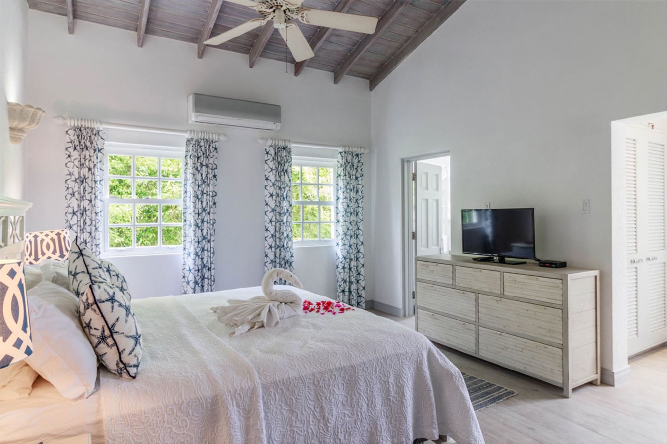 One of the four air-conditioned luxury bedrooms.
